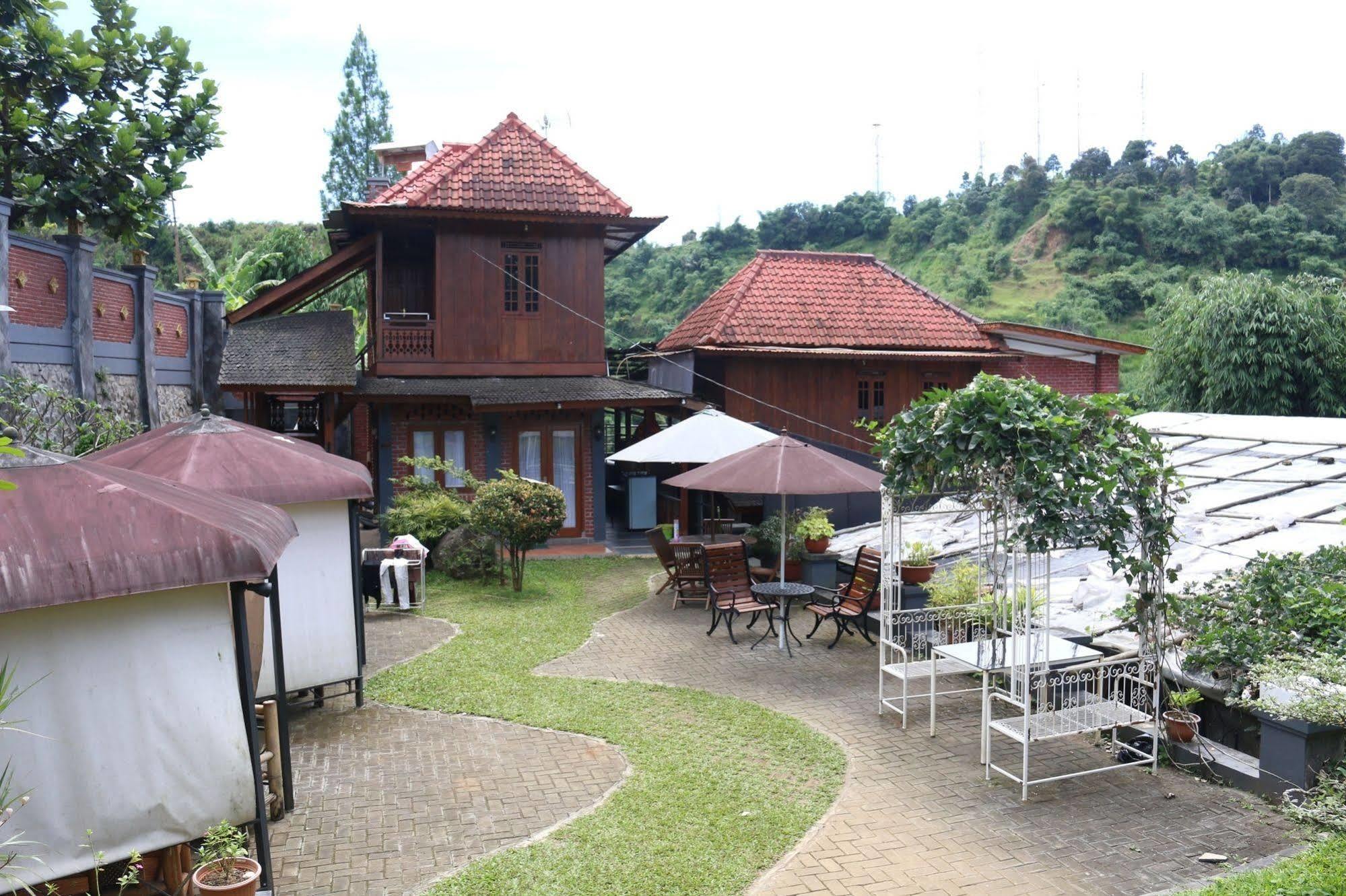 Bantal Guling Villa Lembang Exterior photo